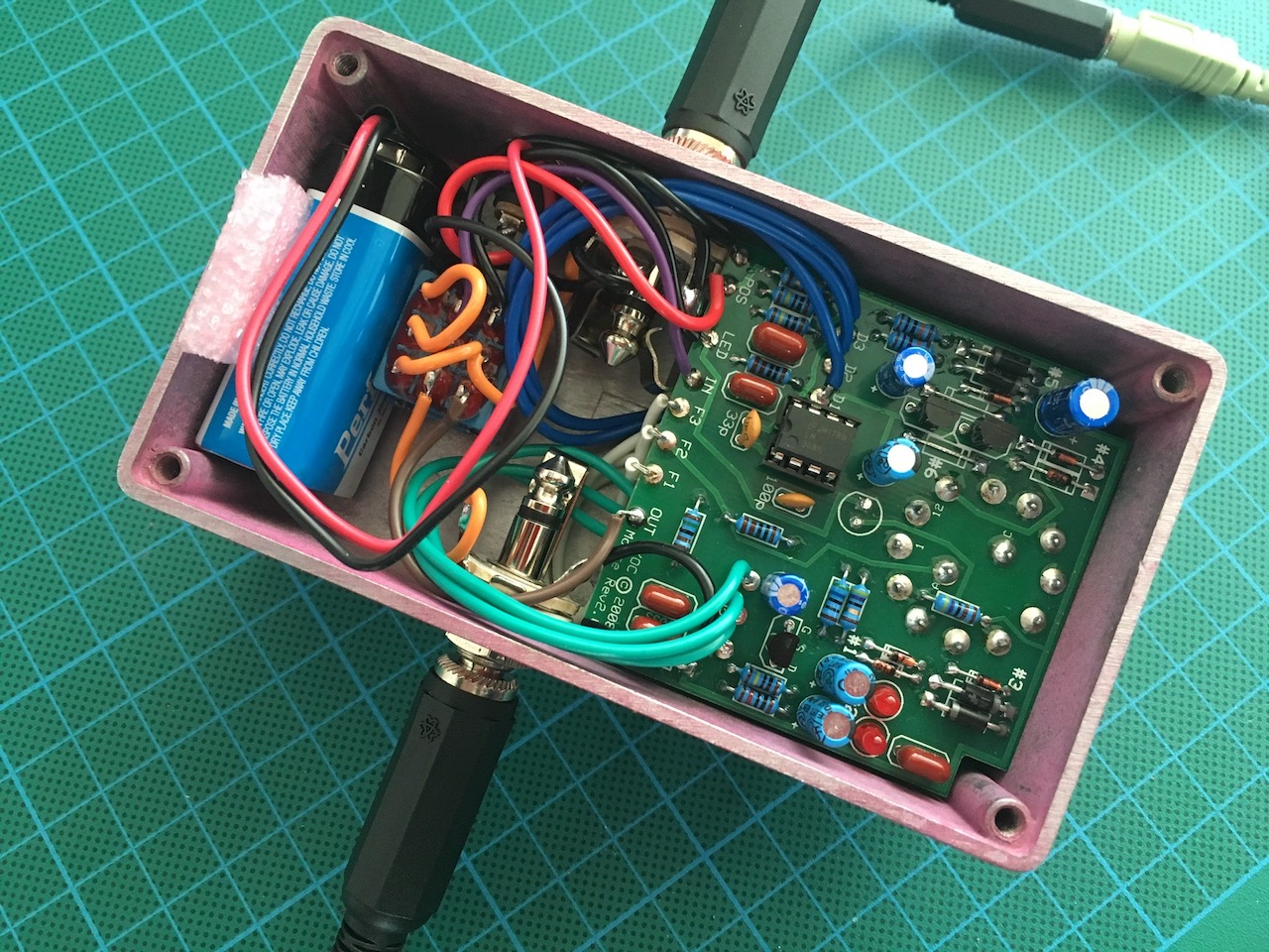 Putting together the BYOC Mouse guitar pedal kit part 2 Igor Kromin